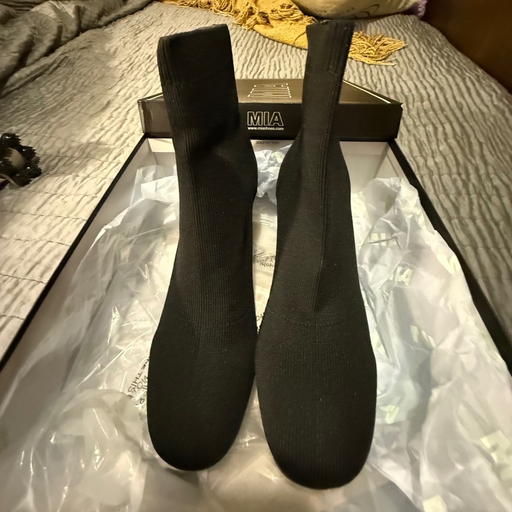 Mia Knit Soft Fabric Booties NWT Size 8